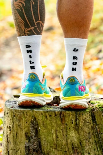 skarpety-biegowe-biale-smile-and-run.webp