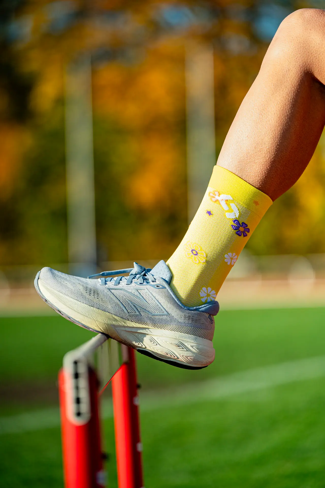 Żółte skarpety sportowe do biegania w kwiaty